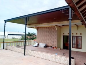 Daftar Harga Kanopi Besi Minimalis Terlengkap 2026 Data Di Bandung! 1 1000429825 1 Pemasangan kanopi dan plafon PVC warna putih bersih untuk teras rumah minimalis.