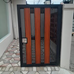 Pagar Motif Kombinasi WPC dan Besi Hollow