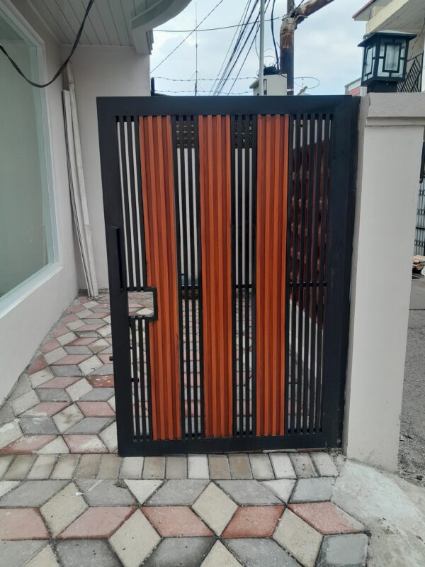 Pagar Motif Kombinasi WPC dan Besi Hollow